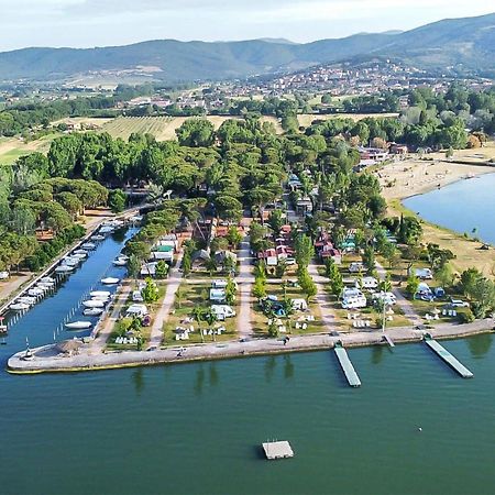 Villa Gorgeous Stacaravan In Tuoro Sul Trasimeno Extérieur photo