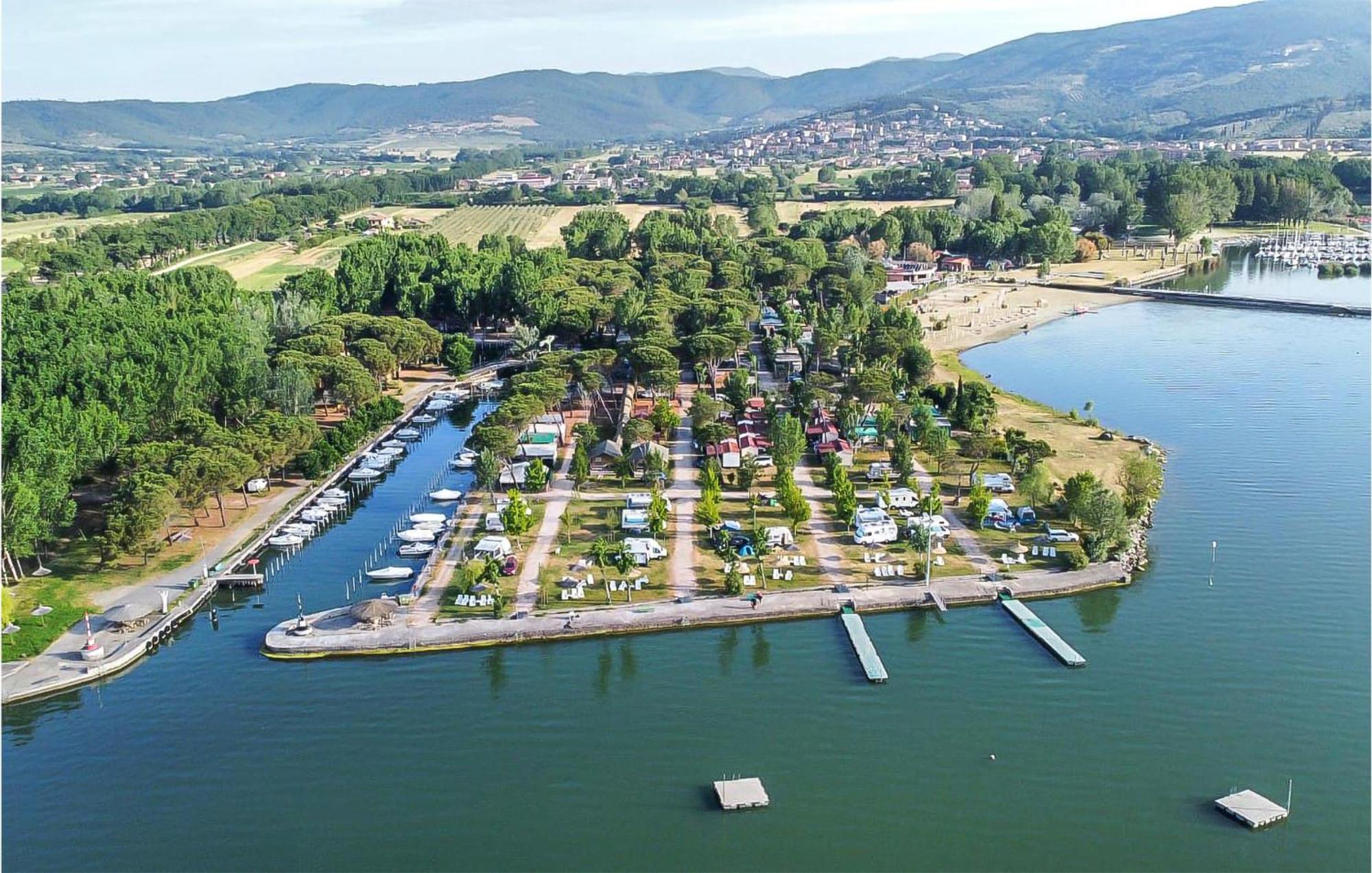 Villa Gorgeous Stacaravan In Tuoro Sul Trasimeno Extérieur photo